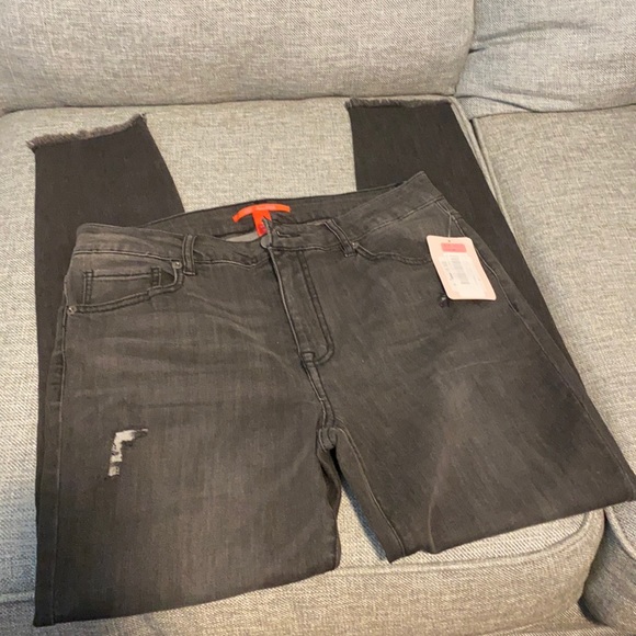 Chelsea & Violet Denim - C&V RIPPED JEANS